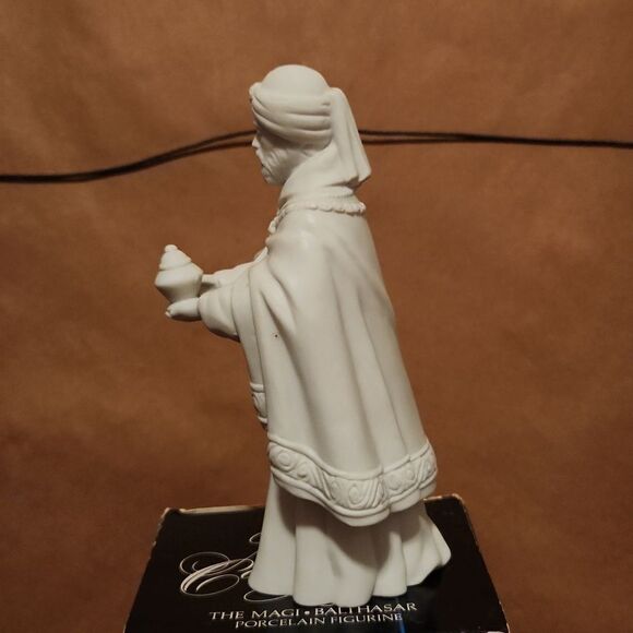 Avon 1982 Nativity Collectibles The  MAGI Balthasar Porcelain Figurine - Picture 4 of 8
